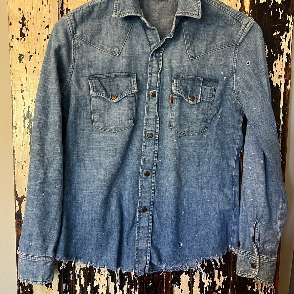 Women’s Levi’s Distressed Orange Tab Snap Button Down denim Shirt. Size Small.